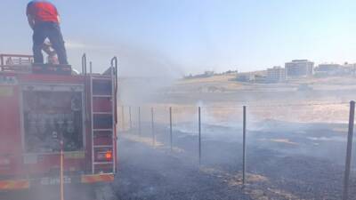Besni ilçesinde Ali Erdemoğlu Mahallesi’nde çıkan anız yangını, itfaiye ekiplerince