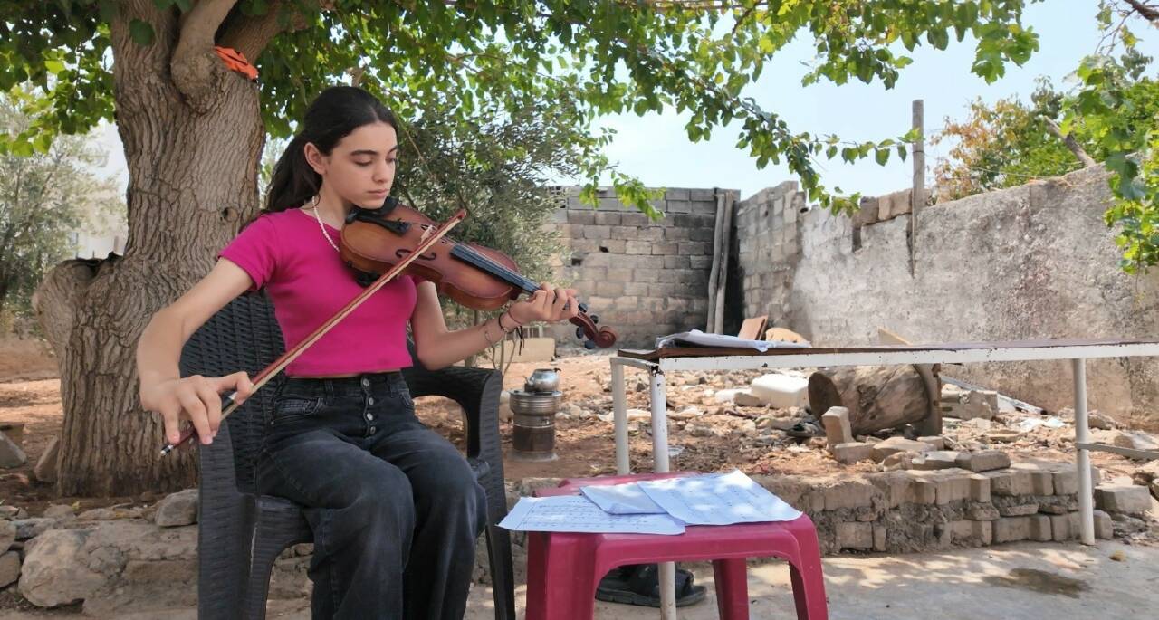 Şanlıurfa'nın Bozova ilçesinde 14 yaşındaki Nisa Karaçizmeli, kendi imkanlarıyla öğrendiği