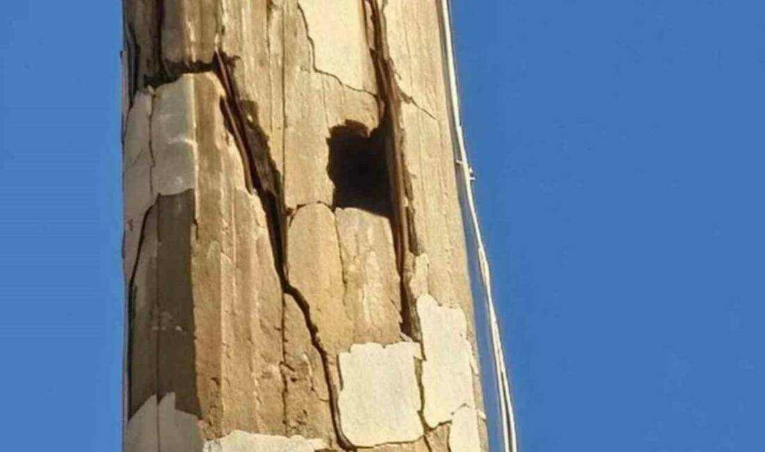Siirt'in Kurtalan ilçesinde bulunan Ulu Cami'nin minaresinde derin çatlaklar ve