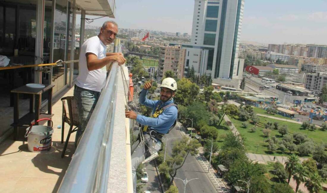 Şanlıurfa'da otel ve iş merkezlerinin dış cephelerinde endüstriyel dağcılar, yükseklikte