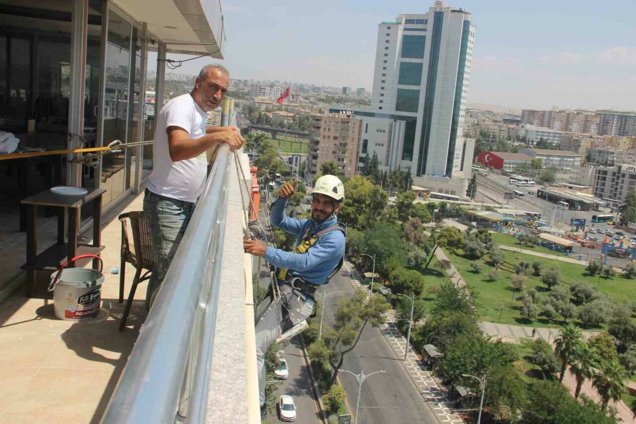 Şanlıurfa'da otel ve iş merkezlerinin dış cephelerinde endüstriyel dağcılar, yükseklikte