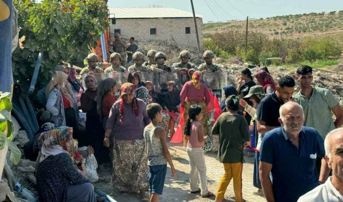 Şanlıurfa'nın Birecik ilçesinde, TOKİ'nin kanalizasyon borularının mahallelerinden geçmesine tepki gösteren