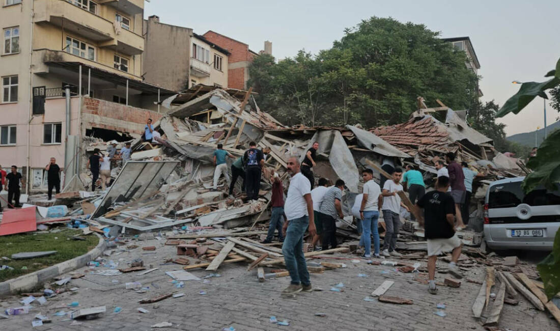 Balıkesir'in Sındırgı ilçesinde bugün saat 19.53'te yerin 11 km derinliğinde,