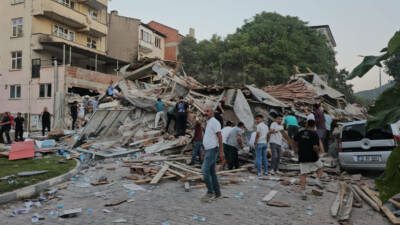 Balıkesir’in Sındırgı ilçesinde saat 19.53’te meydana gelen 6,1 büyüklüğündeki deprem,