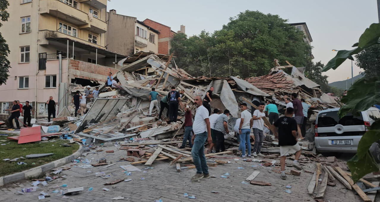 Balıkesir’in Sındırgı ilçesinde saat 19.53’te meydana gelen 6,1 büyüklüğündeki deprem,