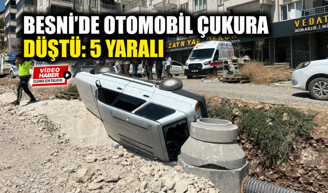 Besni çevre yolunda geriye doğru çıkan bir otomobil yol çalışmasını