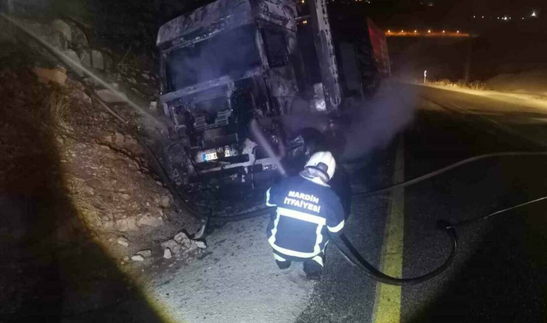 Artuklu ilçesinde Türkmen Deresi mevkisinde seyir halindeyken alev alan bir