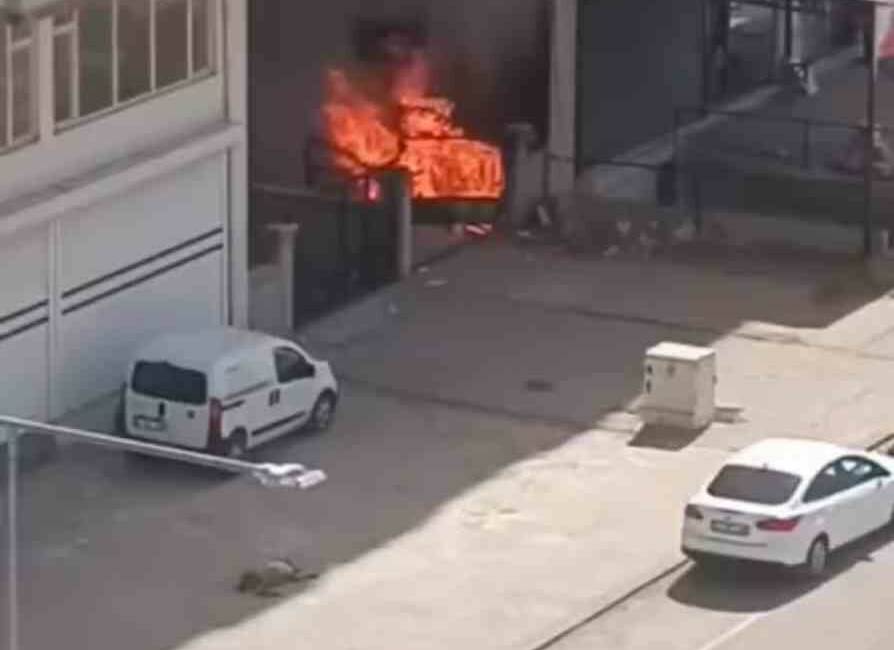 Mardin'in Kızıltepe ilçesinde bir apartmanın girişinde çıkan yangın, itfaiye ekipleri