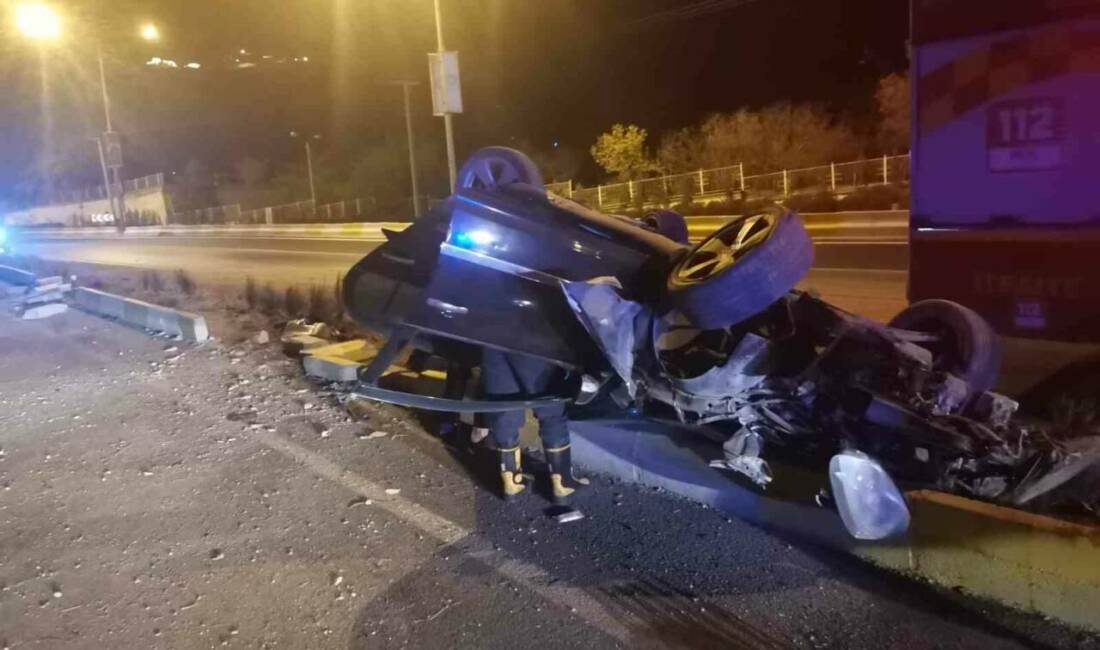 Mardin’de devrilen otomobilin sürücüsü yaralandı Mardin'in Artuklu ilçesindeki bir kazada, 33 TR 956 plakalı otomobilin