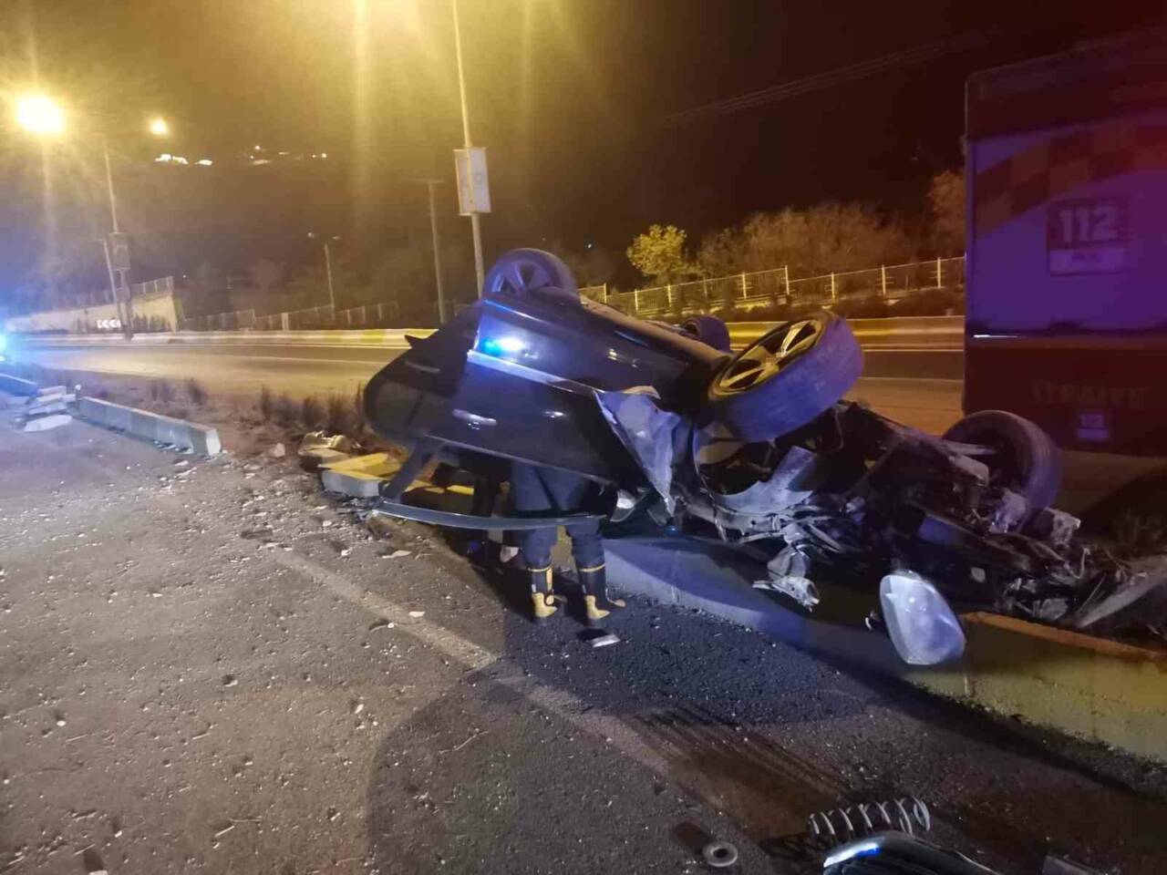 Mardin'in Artuklu ilçesindeki bir kazada, 33 TR 956 plakalı otomobilin