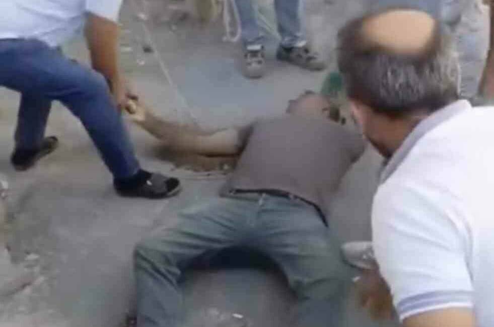 Mardin'in Mazıdağı ilçesinde bir işçi, Gündoğan Mahallesi'nde kablo çekerken elektrik