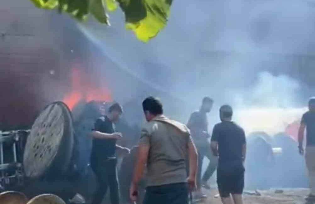 Mardin'in Kızıltepe ilçesinde bulunan bir elektrik malzemeleri üretim dükkanında bilinmeyen