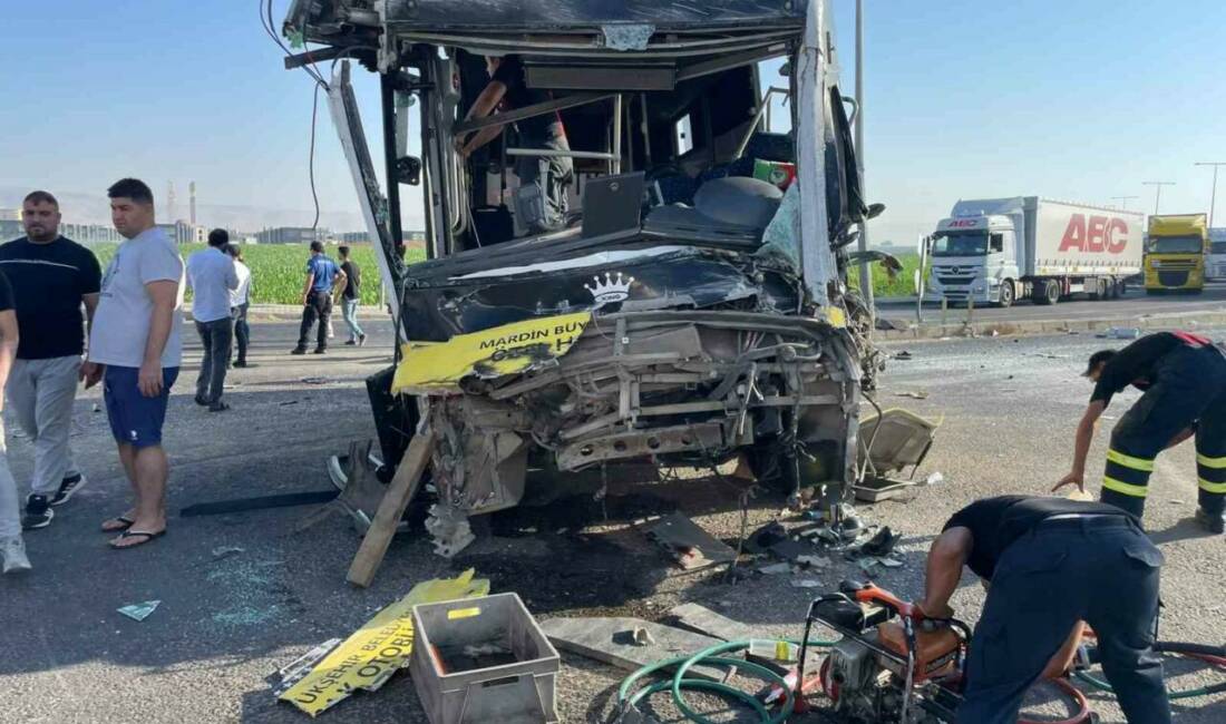 Mardin'de meydana gelen trafik kazasında halk otobüsü ile tırın çarpışması