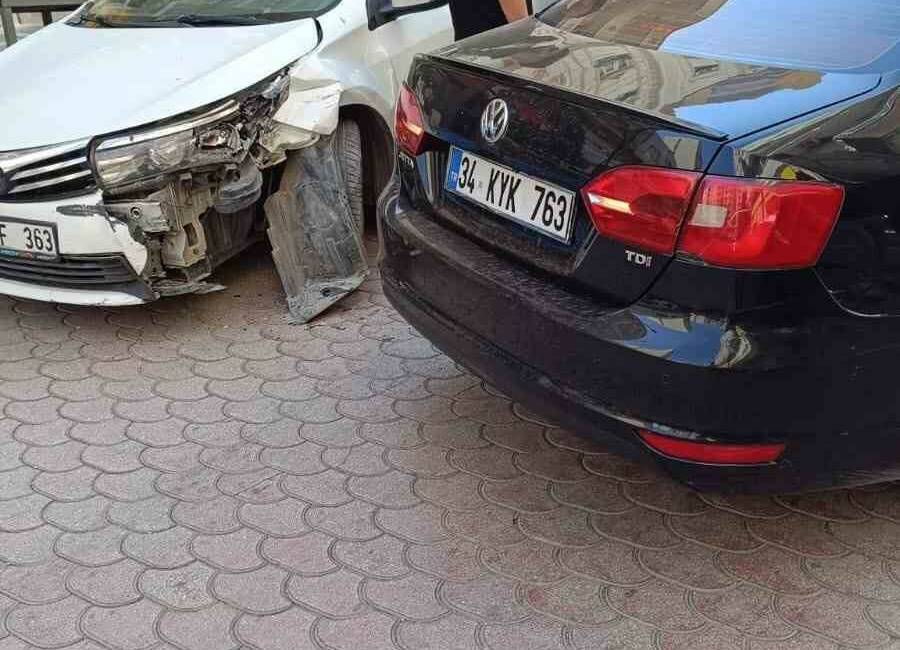 Mardin'in Kızıltepe ilçesinde meydana gelen zincirleme trafik kazasında 3 otomobil