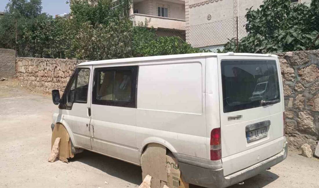 Mardin'in Midyat ilçesinde sıcak hava dalgası nedeniyle bir minibüs sürücüsü,