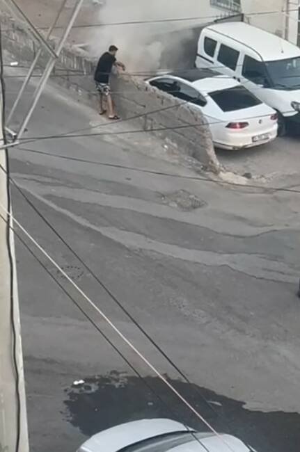 Mardin'in Midyat ilçesinde park halindeki bir otomobilde çıkan yangın, vatandaşların