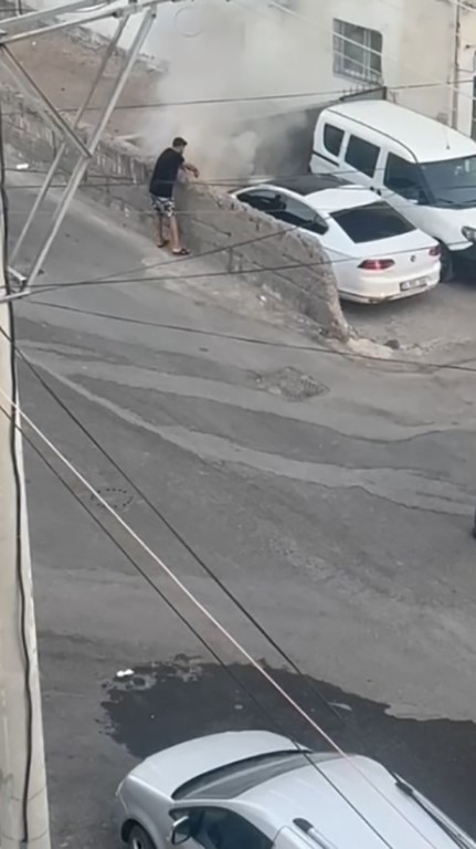 Mardin'in Midyat ilçesinde park halindeki bir otomobilde çıkan yangın, vatandaşların