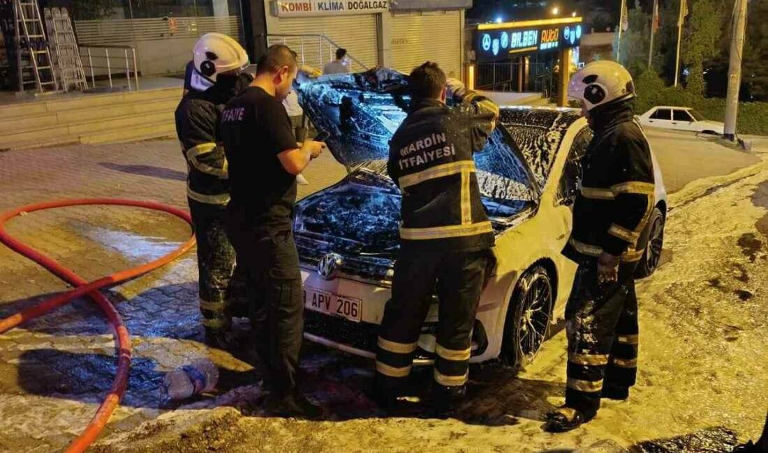 Mardin'in Artuklu ilçesinde seyir halindeki bir otomobilde gece saatlerinde yangın