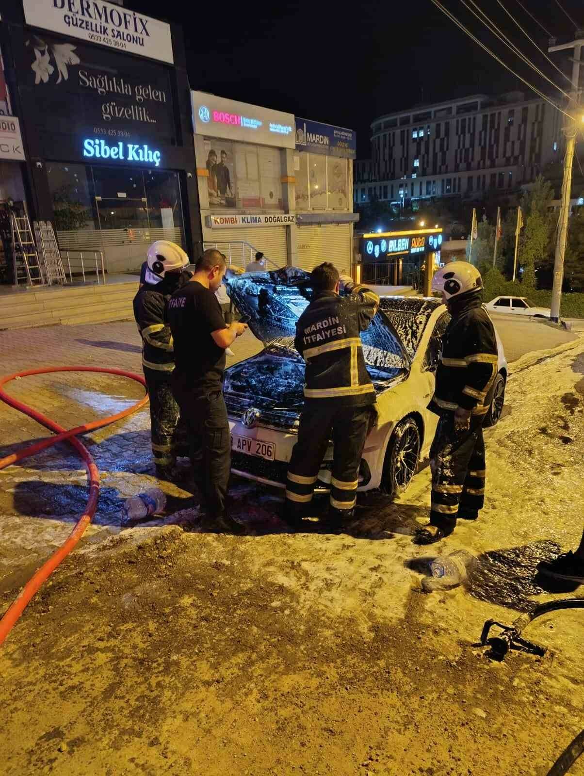 Mardin'in Artuklu ilçesinde seyir halindeki bir otomobilde gece saatlerinde yangın