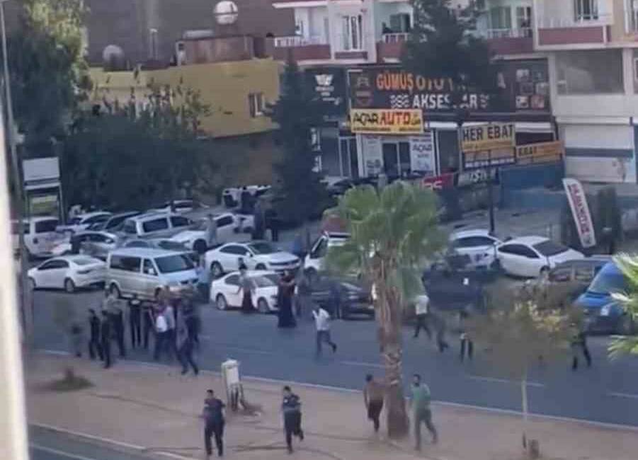 Mardin'in Kızıltepe ilçesinde Cumhuriyet Mahallesi'nde iki grup arasında çıkan taşlı