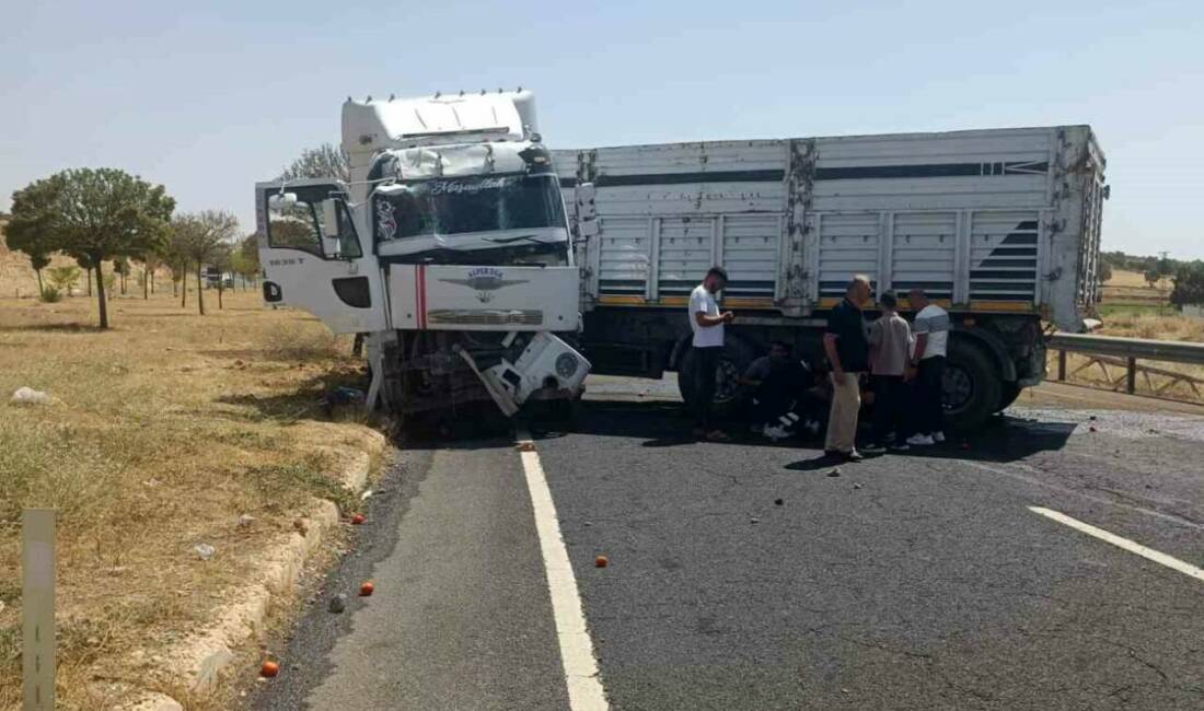Mardin-Diyarbakır kara yolu Mazıdağı Üçyol mevkisinde tır ile otomobilin çarpışması