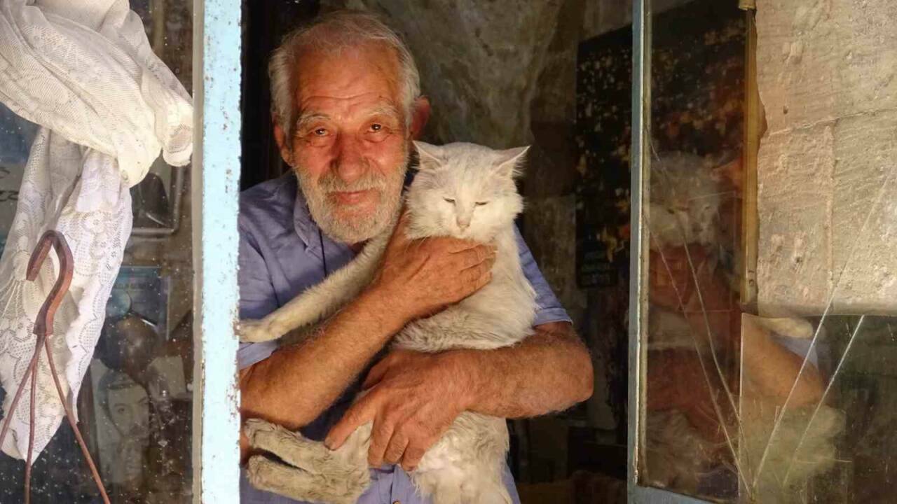 Usta sanatçı Sabahattin Onar, 47 yıldır Mardin'de müzikle uğraşmaktadır. Mesleğine