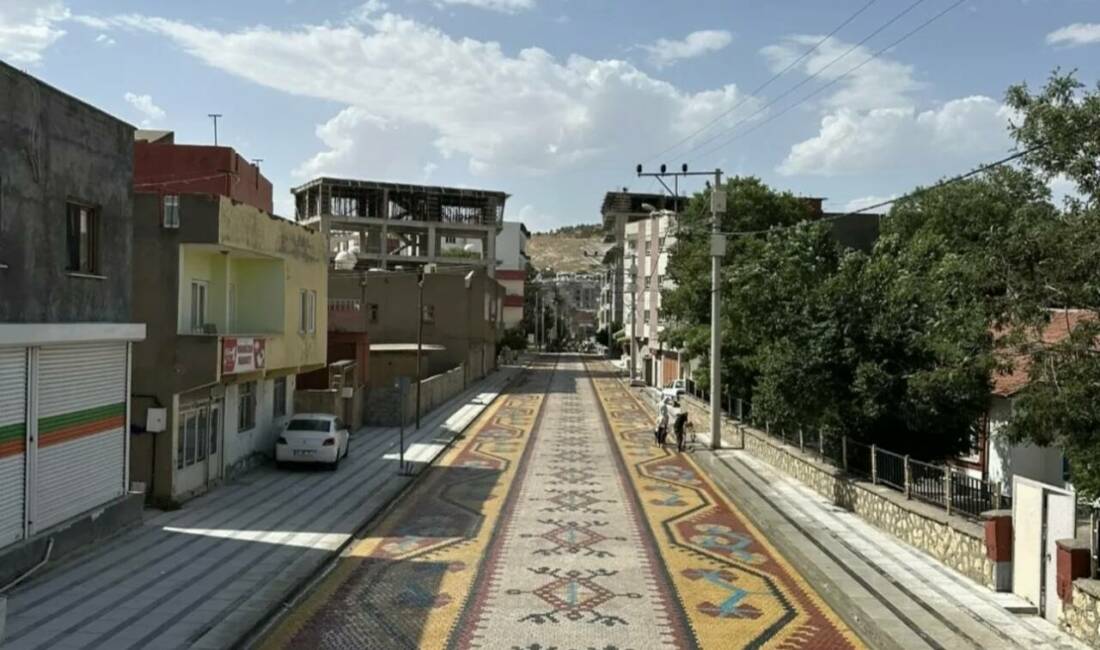 Mardin'in Mazıdağı ilçesinde bulunan Çiğdem Caddesi'ne halı desenli yol yapılması