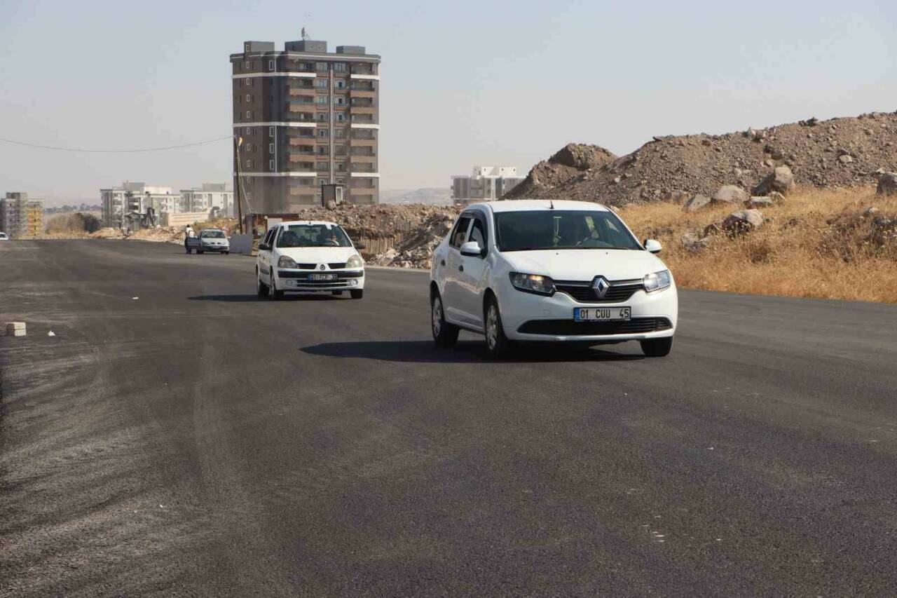 Şanlıurfa Büyükşehir Belediyesi, Mehmetçik Mahallesi'nde 8003'üncü sokağı sıcak asfaltla buluşturarak