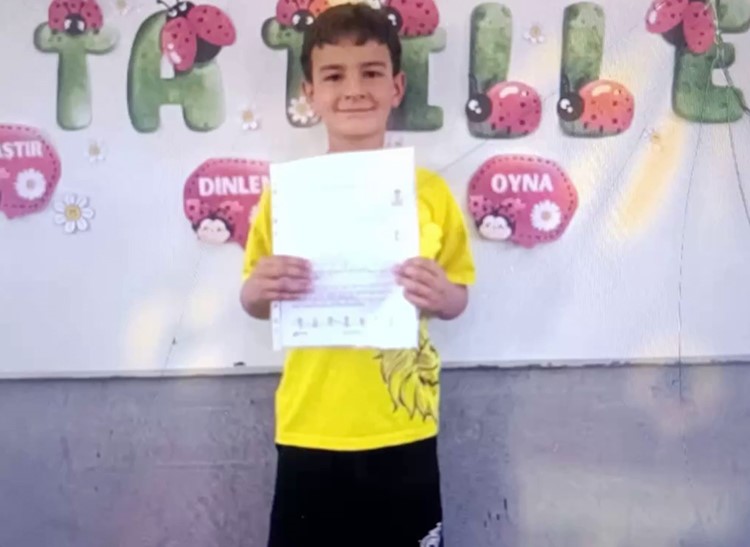 Gaziantep-Şanlıurfa otoyolunda mermer yüklü bir kamyonun lastiği patladıktan sonra savrulması