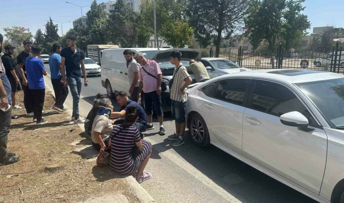 Adıyaman'da otomobil ile minibüsün çarpıştığı bir kazada 1 kişi yaralandı.
