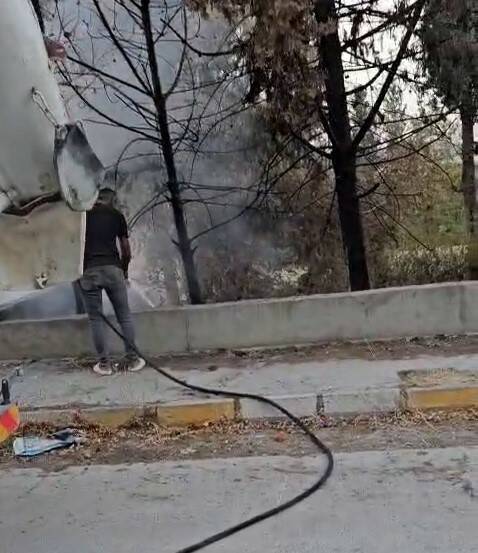 Adıyaman'ın Altınşehir Mahallesi'nde bulunan ağaçlık alanda çıkan kuru ot yangınına