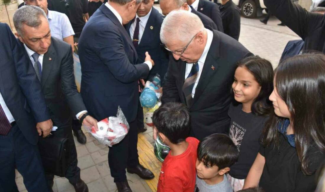 Milli Savunma Bakanı Yaşar Güler, Şırnak'ta esnaf ziyareti yaparak gençlerle