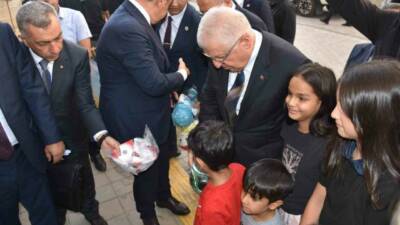 Milli Savunma Bakanı Yaşar Güler, Şırnak'ta esnaf ziyareti yaparak gençlerle