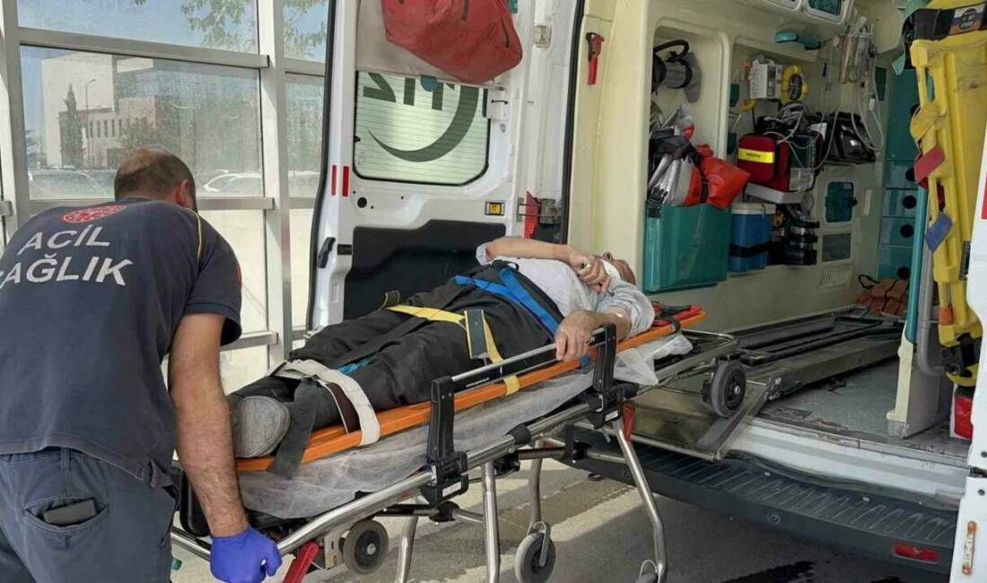 Adıyaman'da bir minibüs, Saat Kulesi Kavşağı yakınlarında yolun karşısına geçmeye