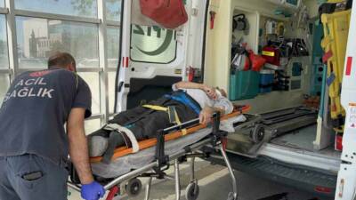 Adıyaman'da bir minibüs, Saat Kulesi Kavşağı yakınlarında yolun karşısına geçmeye