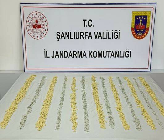 MİT tespit etti, jandarma operasyon düzenledi Mersin'den tedarik ettikleri uyuşturucu hapları Şanlıurfa'ya götürmeye çalışan zanlılar, jandarma