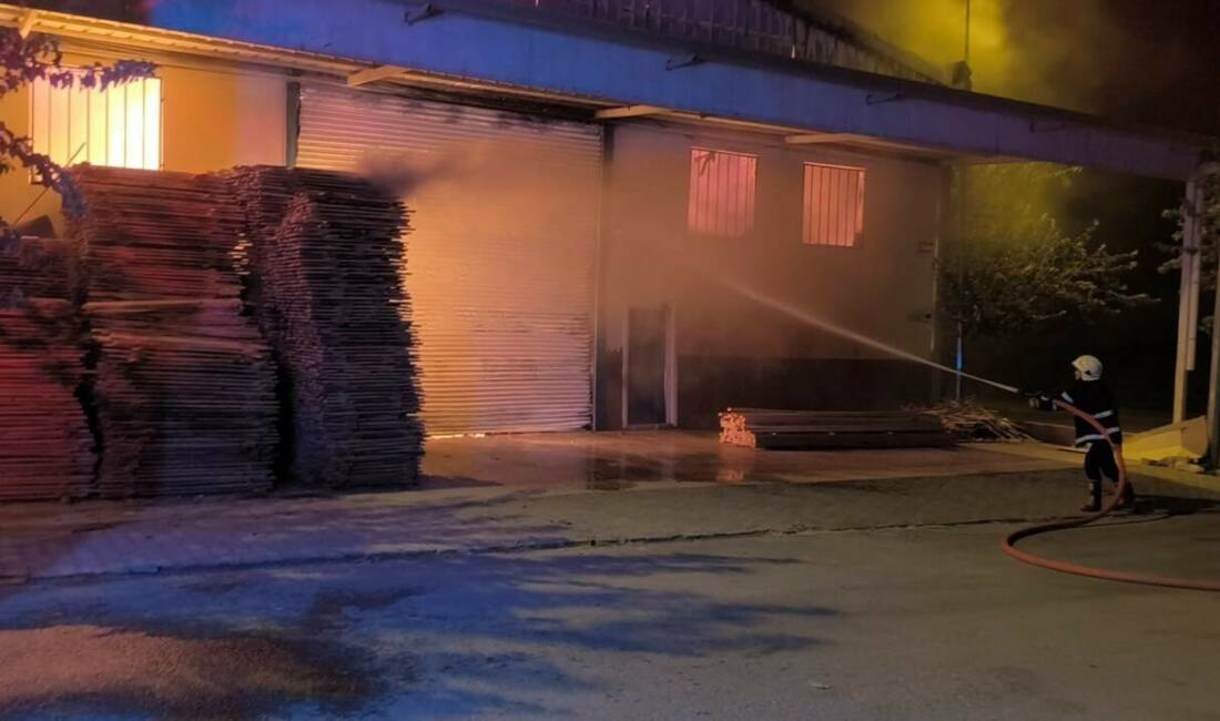 Şanlıurfa'da Mobilyacılar Sitesi'nde bir iş yerinde çıkan yangın, itfaiye ekiplerinin