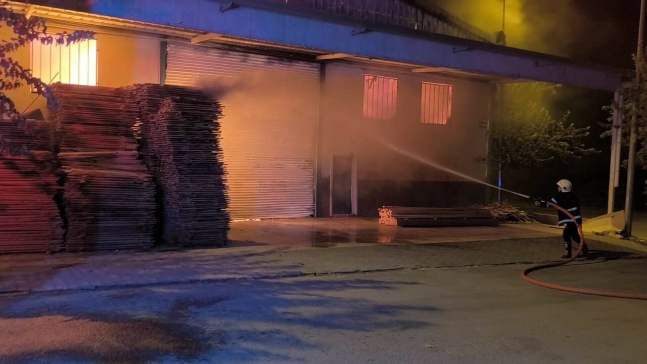 Şanlıurfa'da Mobilyacılar Sitesi'nde bir iş yerinde çıkan yangın, itfaiye ekiplerinin