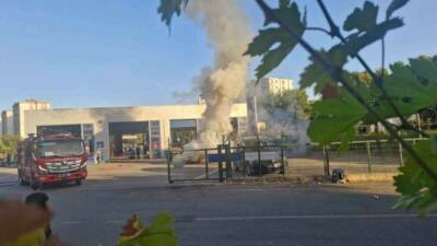 Diyarbakır'ın Bağlar ilçesinde bir sürücü, muayeneden geçmeyen otomobilini yaktı. Olayın