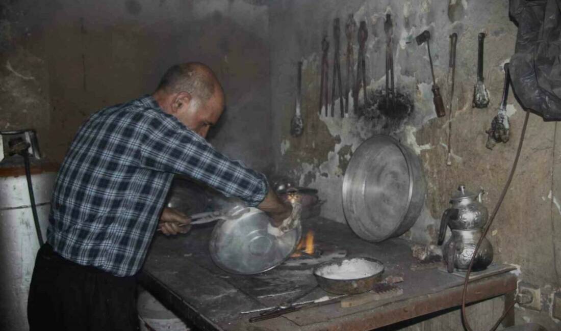 Gaziantep'te 65 yaşındaki Hüseyin Amiklioğlu, 8 yaşında kalaycılık mesleğine başlayıp
