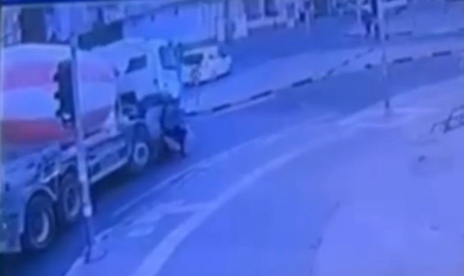 Gaziantep'in Nizip ilçesinde kavşakta dönüş yapmaya çalışan bir motosiklet, beton