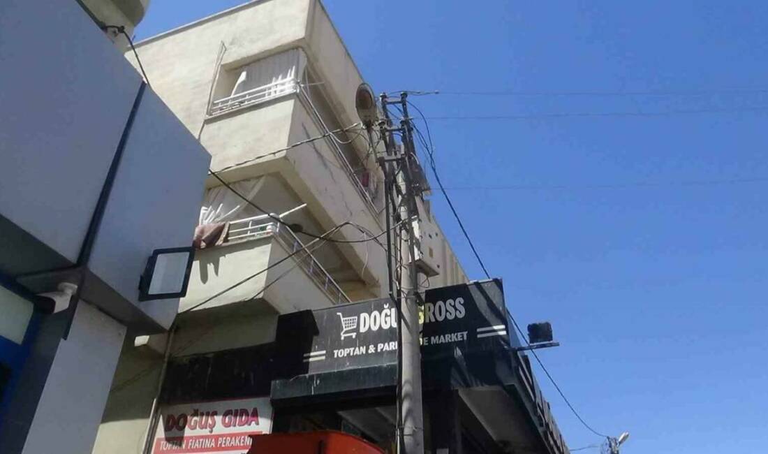 Şanlıurfa'da bir elektrik direğinde akıma kapılan usta ağır yaralandı. Kamera