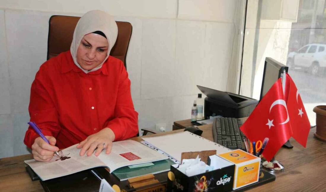 Dilek Demir, Muradiye Mahallesi'nde muhtarlık görevini üstlenen ve 3 dönemdir