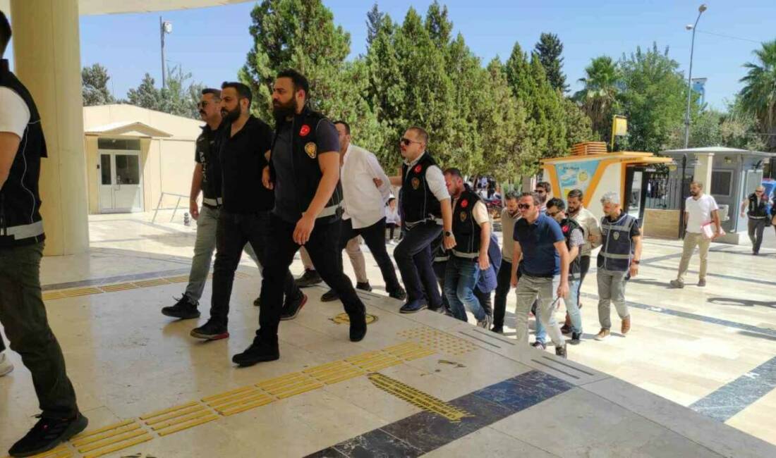 Otele düzenlenen silahlı saldırının şüphelileri adliyede Şanlıurfa'da bir otele düzenlenen silahlı saldırıyla bağlantılı oldukları belirlenen 8