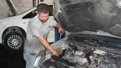 Gaziantep'te oto tamir sektöründe eleman eksikliği yaşandığı ve gençlerin kirli,