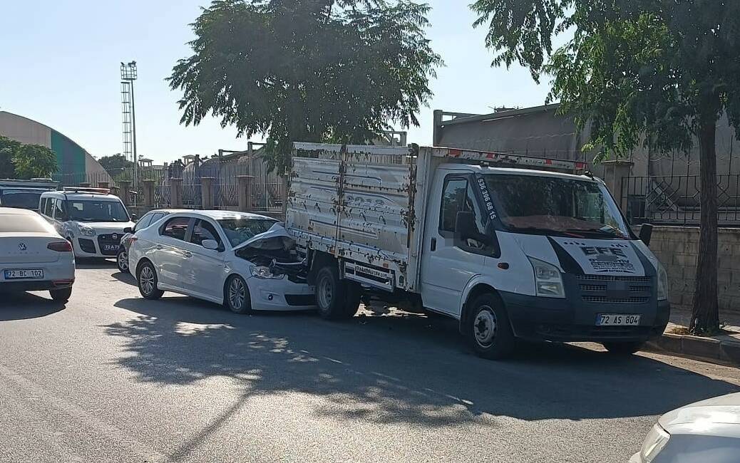 Batman’da park halindeki kamyonete çarpan bir otomobilin sürücüsü yaralandı. Olay