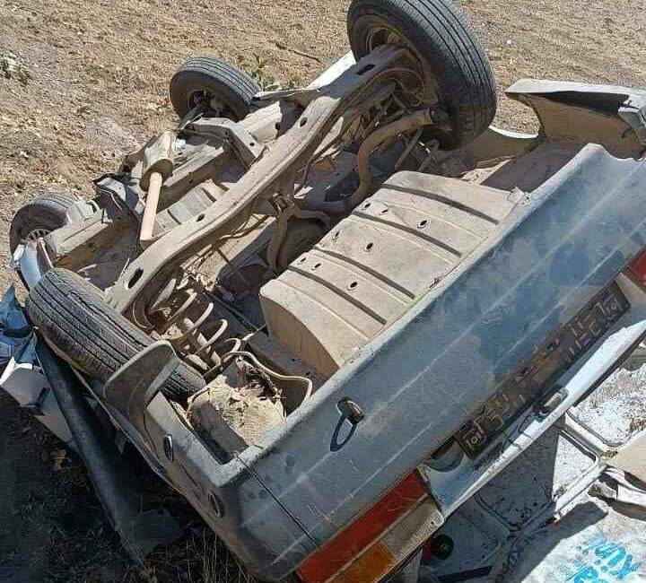 Çermik ilçesinde meydana gelen trafik kazasında bir otomobilin şarampole devrilmesi
