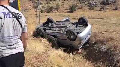 Adıyaman'ın Sincik ilçesinde meydana gelen trafik kazasında otomobilin şarampole yuvarlanması
