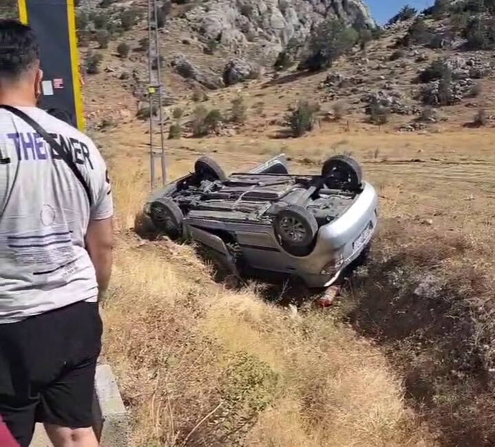 Adıyaman'ın Sincik ilçesinde meydana gelen trafik kazasında otomobilin şarampole yuvarlanması