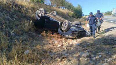 Adıyaman’ın Gölbaşı ilçesinde meydana gelen trafik kazasında otomobil takla attı